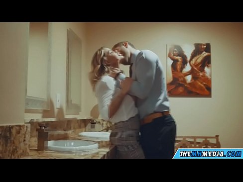 ❤️ 当一个胸大无脑的金发女郎在公共厕所里勾引你时 ️ Sex video﹏﹏
